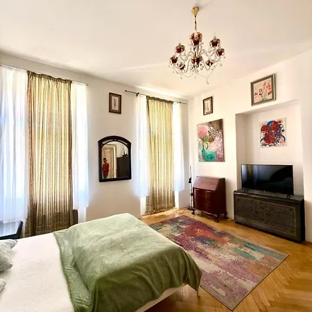 Center Of 369 Apartment *